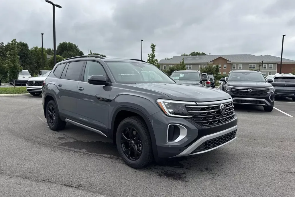 2025 Volkswagen Atlas Peak Edition SE photo 1