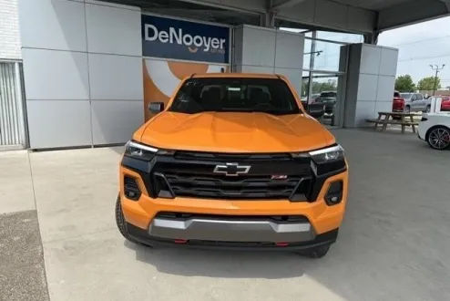 2025 Chevrolet Colorado Z71 photo 2