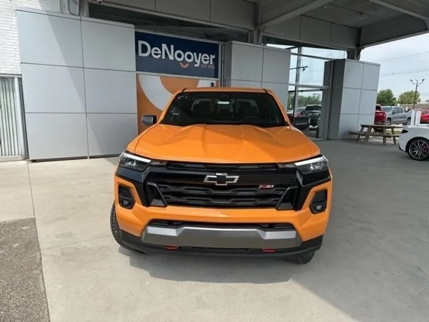 2025 Chevrolet Colorado Z71 photo 2