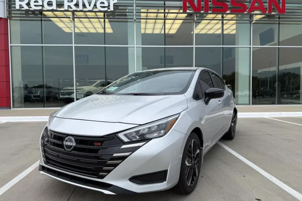 2025 Nissan Versa SR photo 1