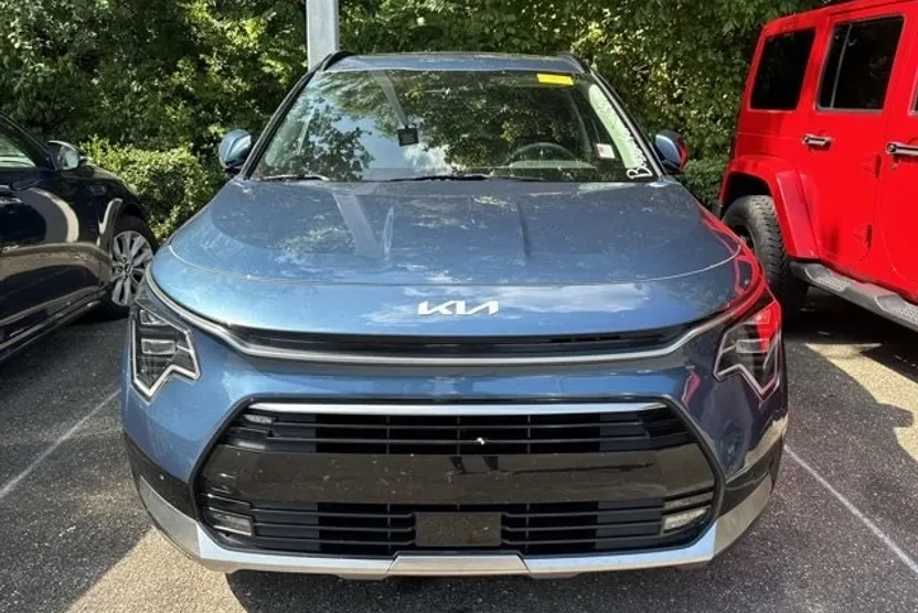 2023 Kia Niro Plug-In Hybrid SX photo 1
