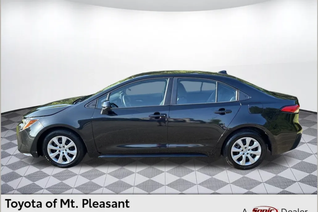 2021 Toyota Corolla LE photo 1