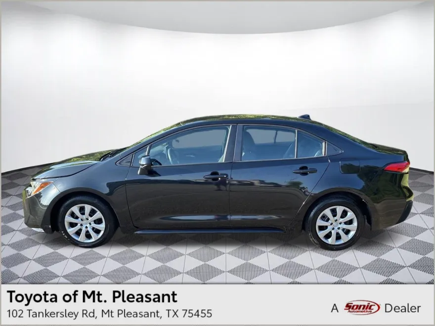 2021 Toyota Corolla LE photo 1