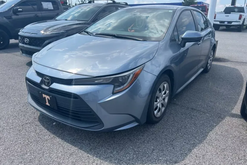 2023 Toyota Corolla LE photo 1