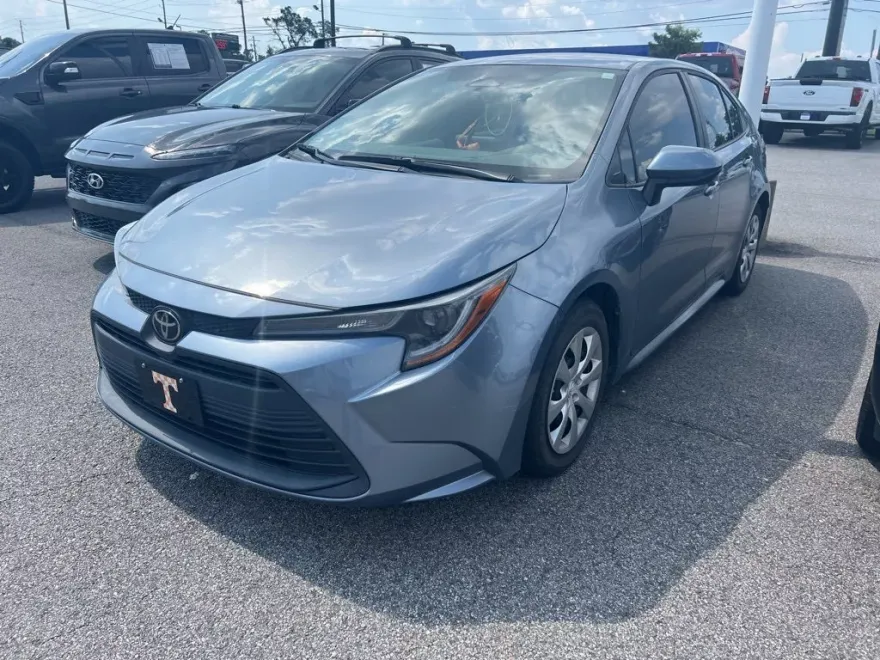 2023 Toyota Corolla LE photo 1