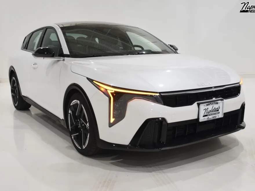 2025 Kia K4 GT-Line photo 1