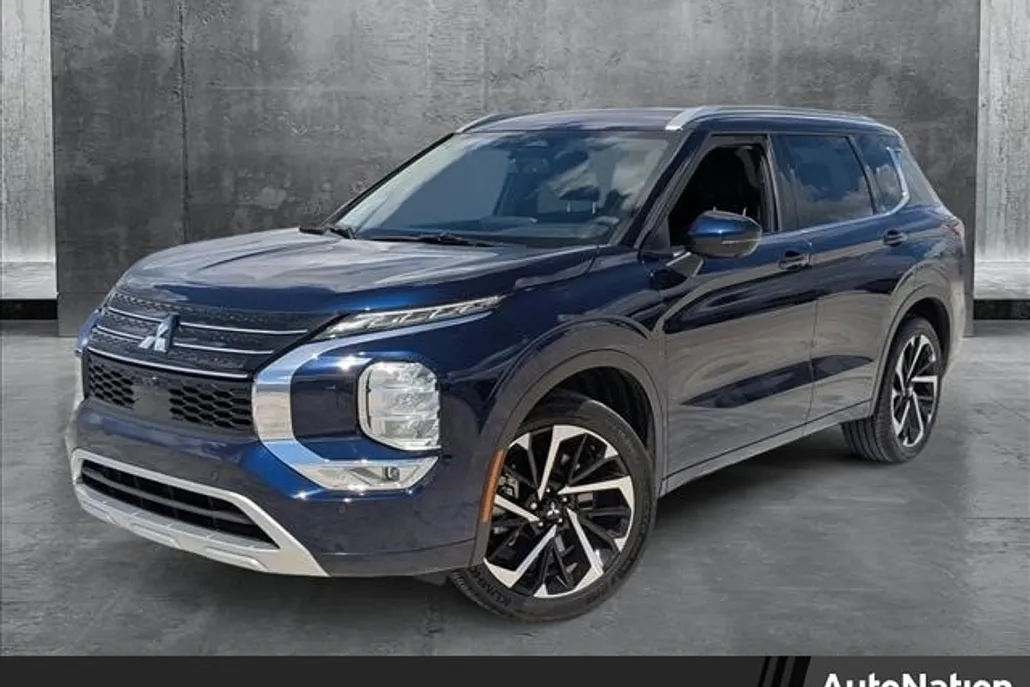 2023 Mitsubishi Outlander SEL photo 1