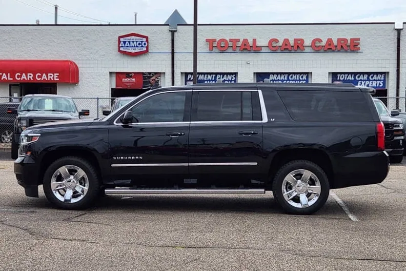 2017 Chevrolet Suburban LT photo 1