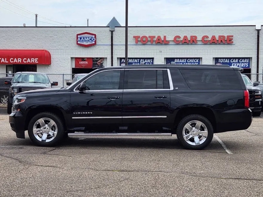 2017 Chevrolet Suburban LT photo 1