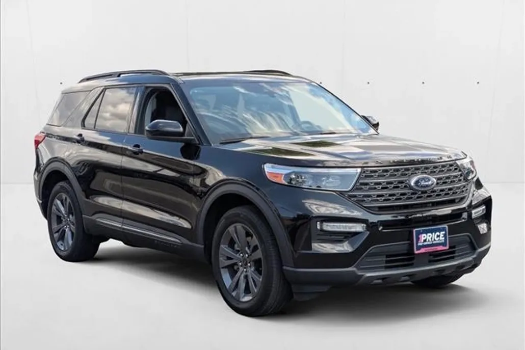 2023 Ford Explorer XLT photo 1