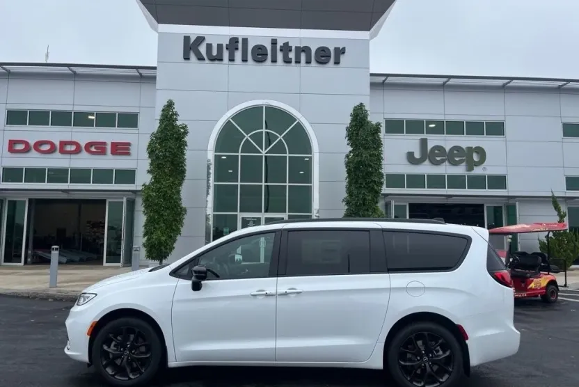 2026 Chrysler Pacifica photo 1
