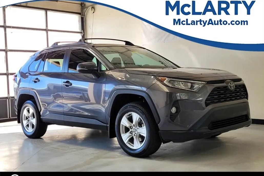 2021 Toyota RAV4 XLE photo 1