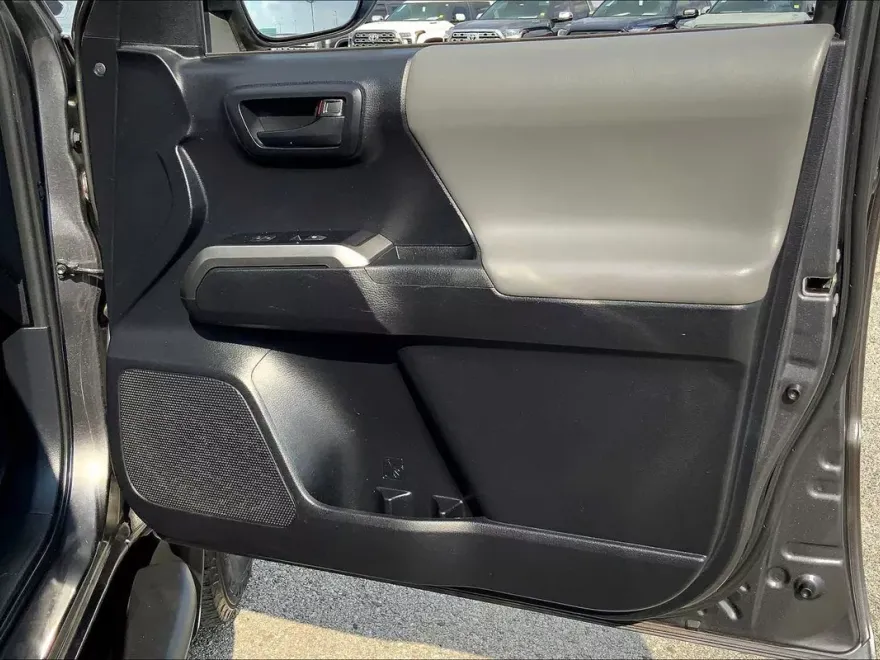 2020 Toyota Tacoma SR5 photo 21