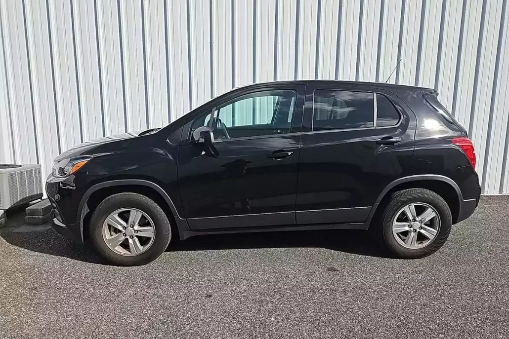 2022 Chevrolet Trax LS photo 1