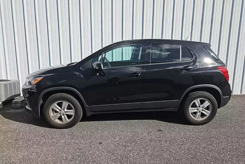 2022 Chevrolet Trax LS photo 1