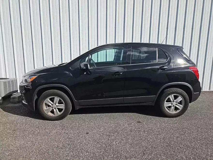 2022 Chevrolet Trax LS photo 1