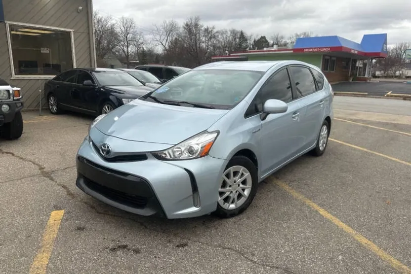 2015 Toyota Prius V Two photo 1