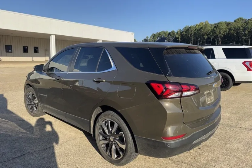 2023 Chevrolet Equinox LT photo 1