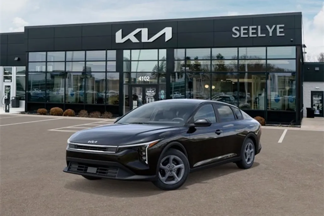 2025 Kia K4 LXS photo 1
