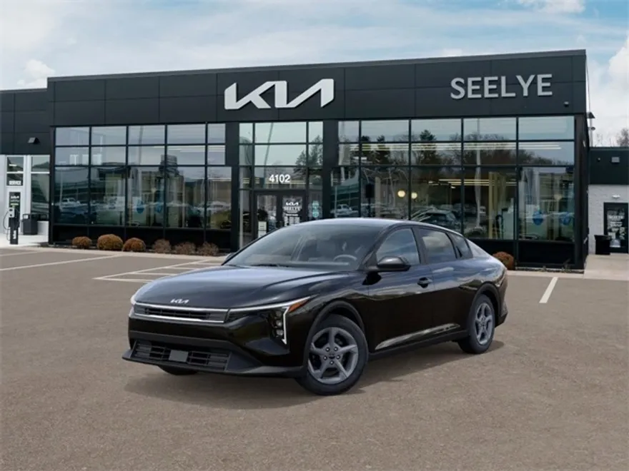 2025 Kia K4 LXS photo 1
