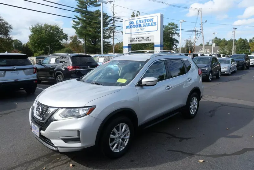 2017 Nissan Rogue SV photo 1