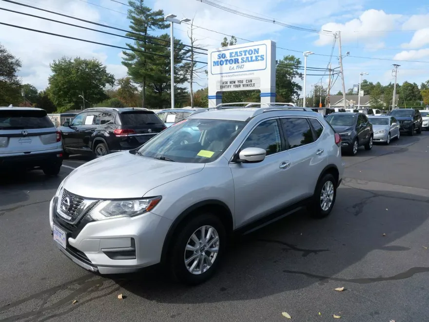 2017 Nissan Rogue SV photo 1