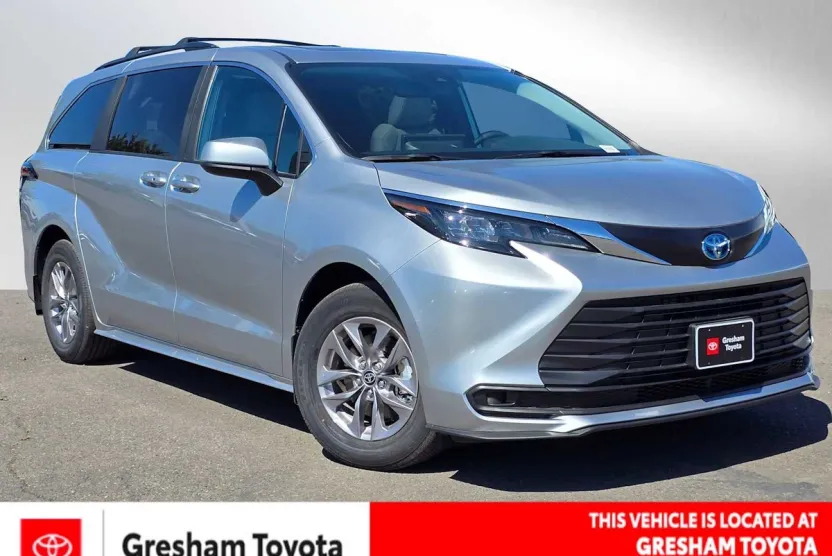 2025 Toyota Sienna LE photo 1