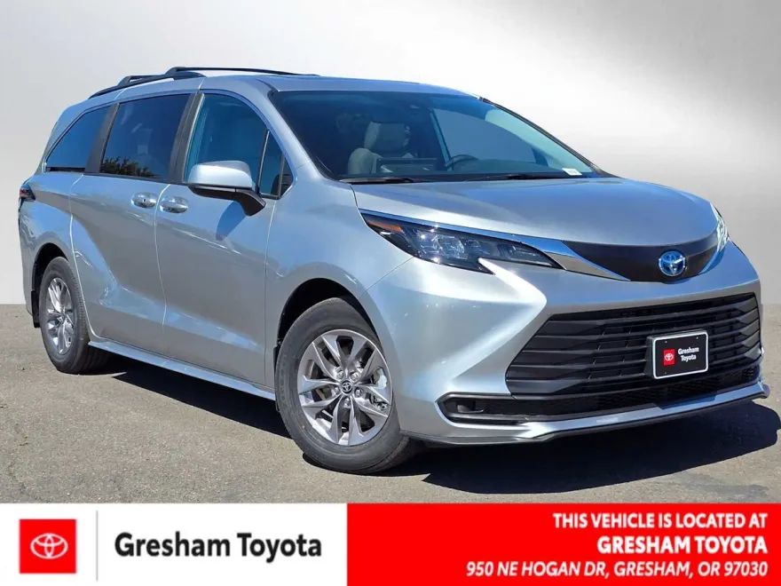 2025 Toyota Sienna LE photo 1