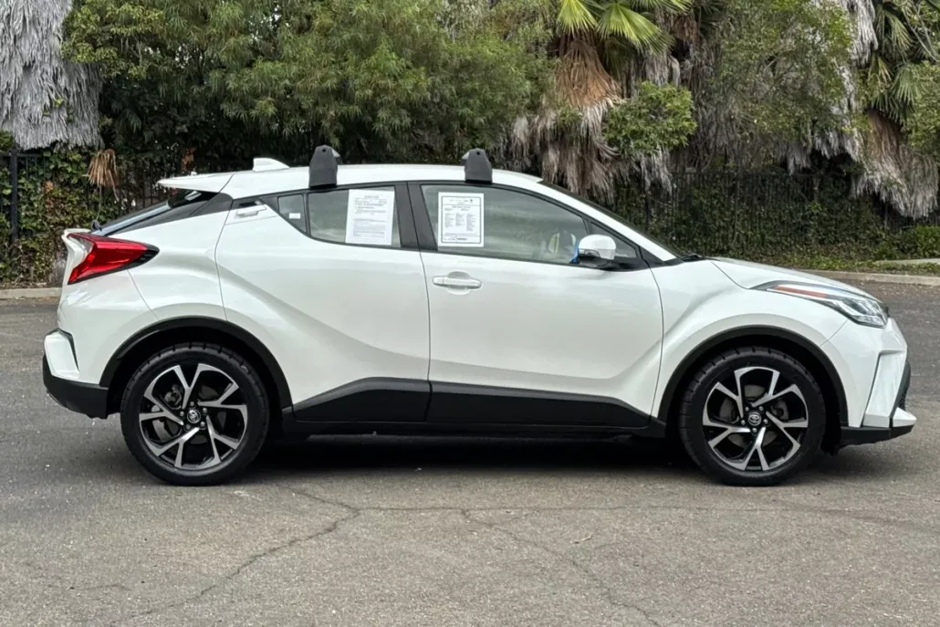 2020 Toyota C-HR XLE photo 1