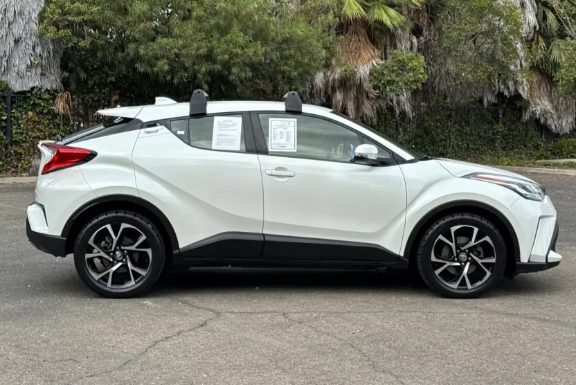 2020 Toyota C-HR XLE photo 1