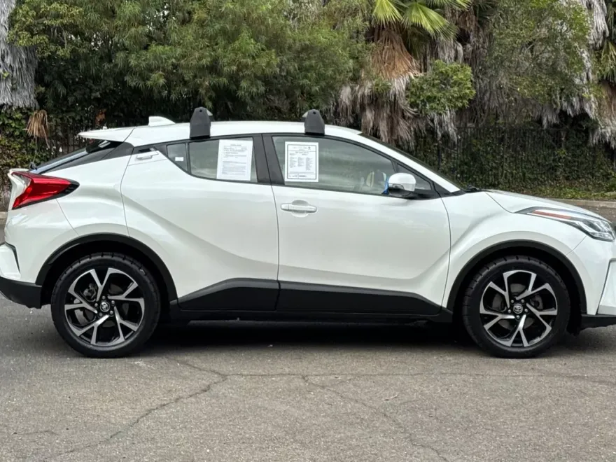 2020 Toyota C-HR XLE photo 1