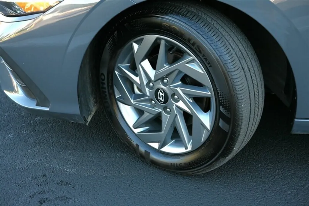2024 Hyundai Elantra SEL photo 1