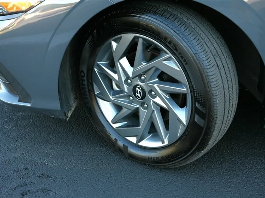 2024 Hyundai Elantra SEL photo 1
