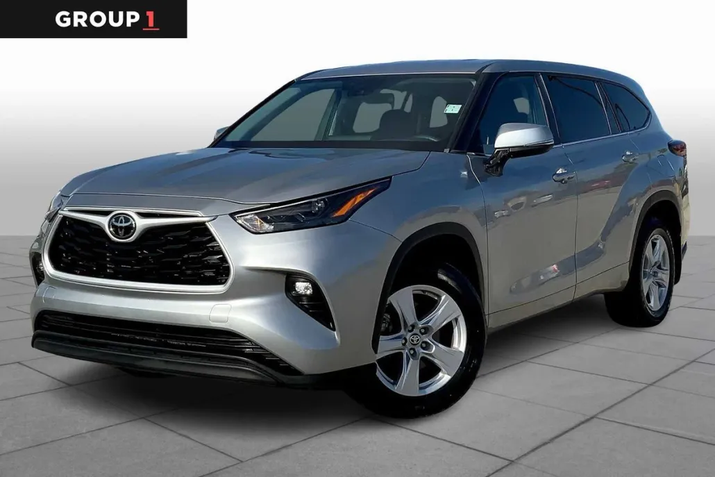 2024 Toyota Highlander LE photo 1