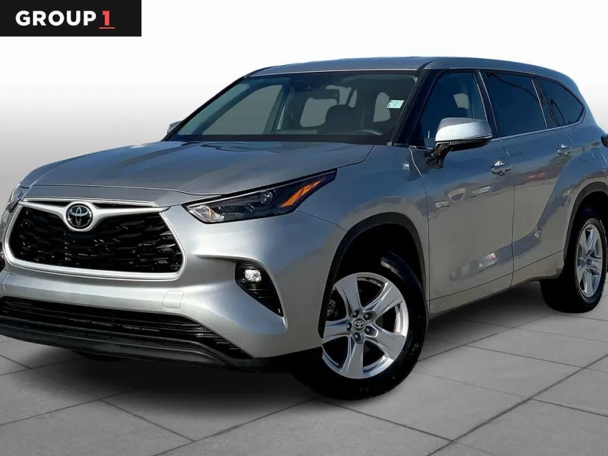 2024 Toyota Highlander LE photo 1