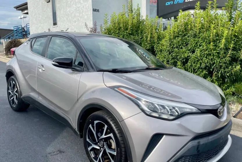 2020 Toyota C-HR XLE photo 1