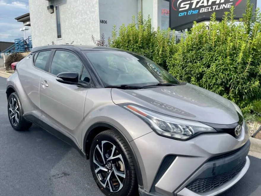 2020 Toyota C-HR XLE photo 1