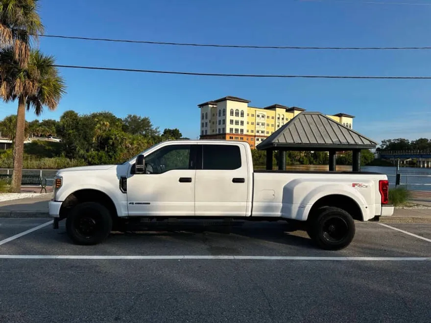 2019 Ford F-350 XLT photo 1