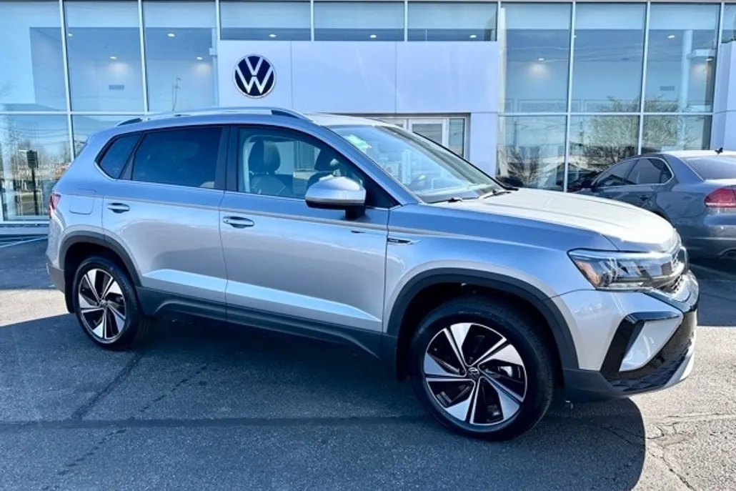 2024 Volkswagen Taos SE photo 1