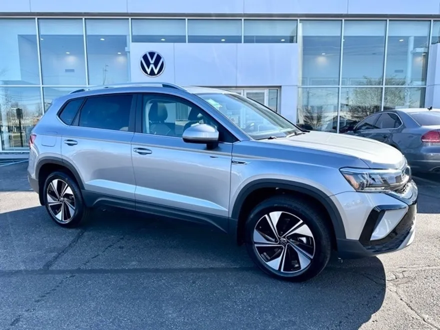 2024 Volkswagen Taos SE photo 1