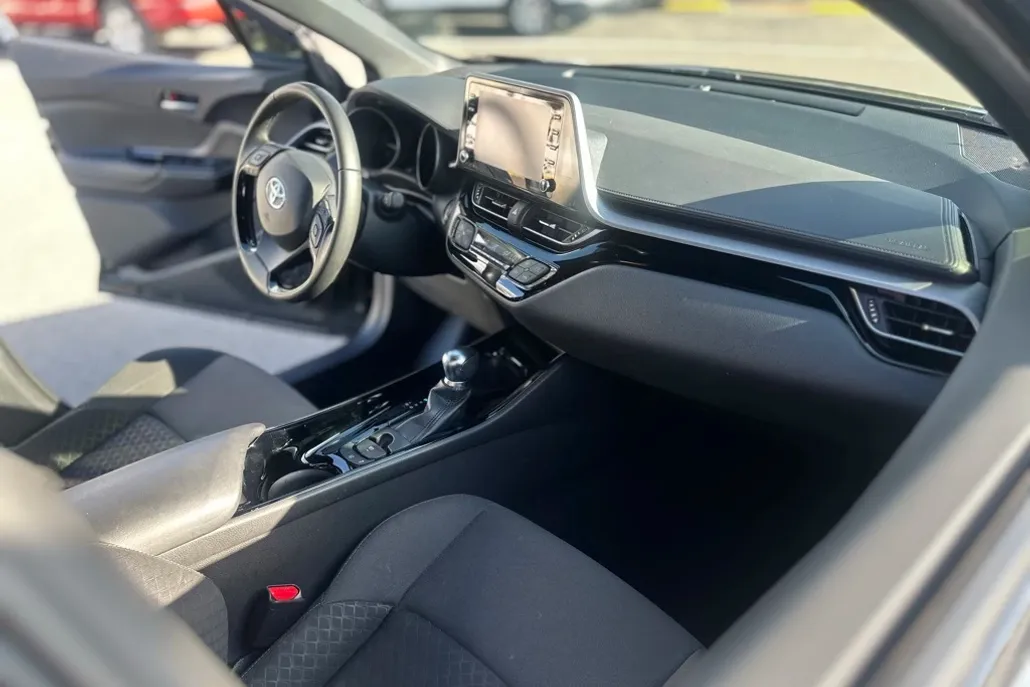 2022 Toyota C-HR XLE photo 1