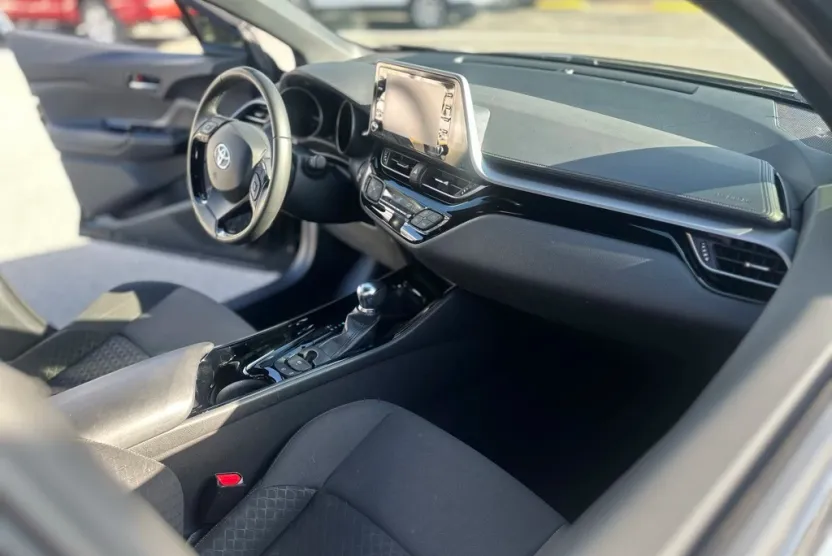 2022 Toyota C-HR XLE photo 1