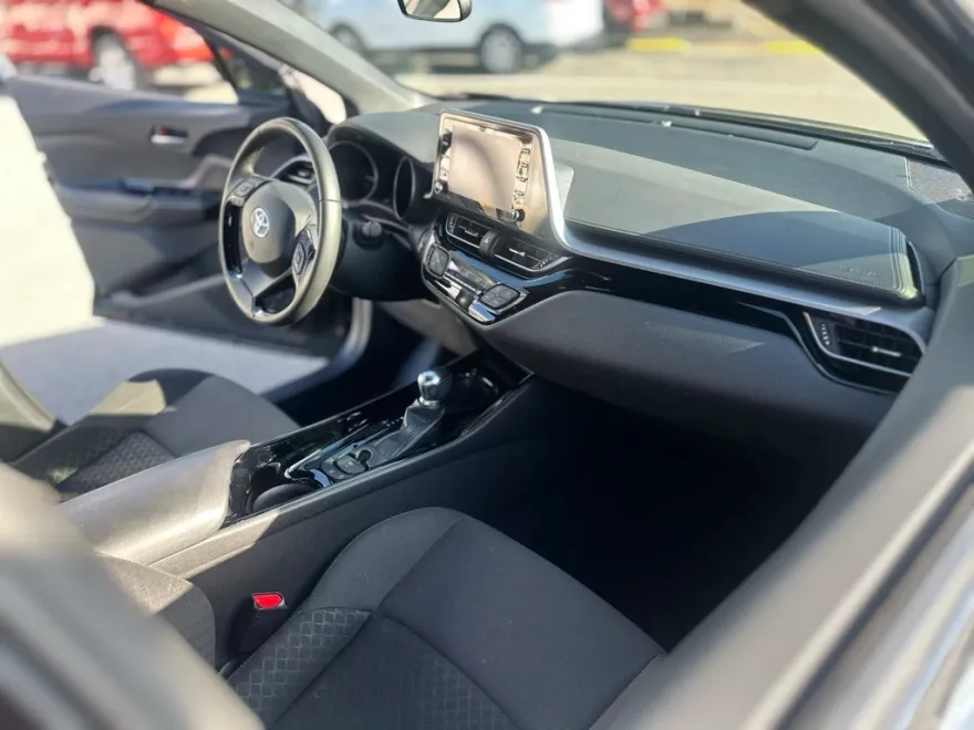 2022 Toyota C-HR XLE photo 1