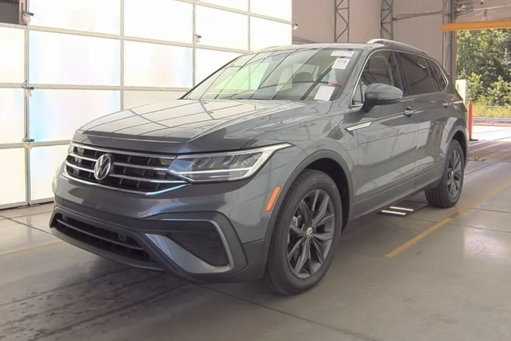 2023 Volkswagen Tiguan SE photo 1