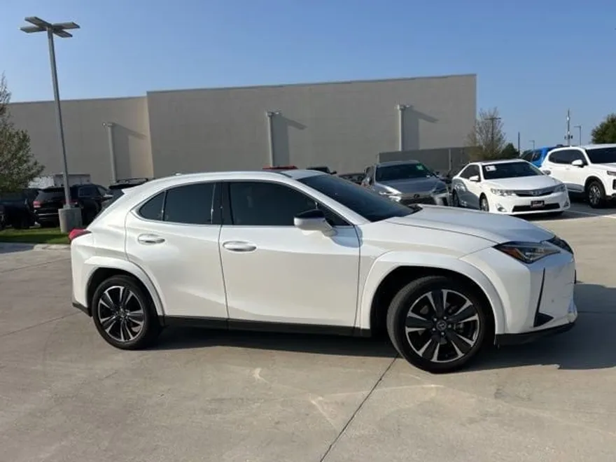 2022 Lexus UX 200 photo 2