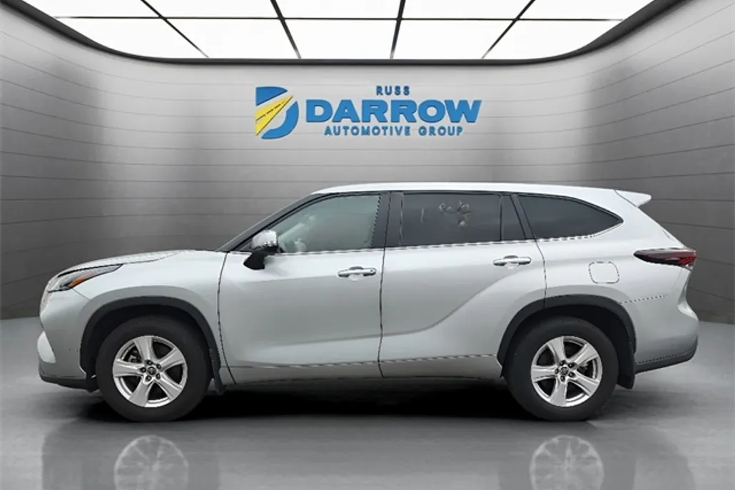 2024 Toyota Highlander LE photo 1