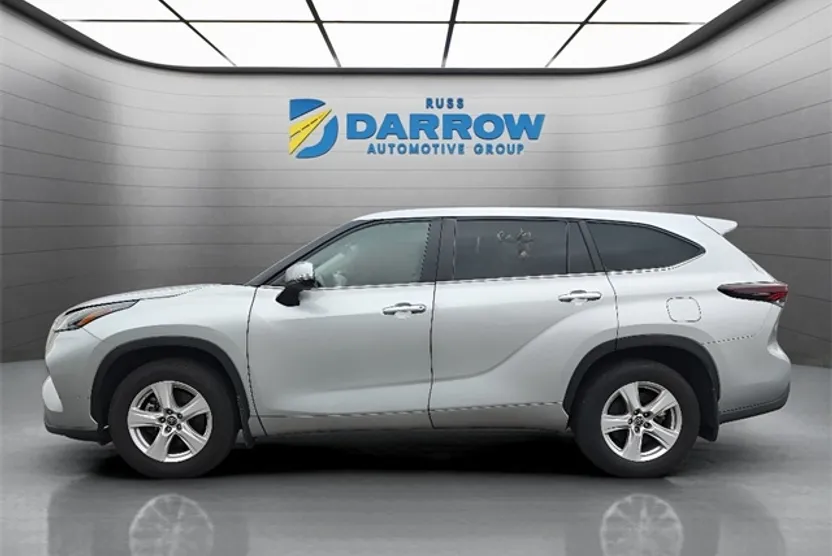 2024 Toyota Highlander LE photo 1