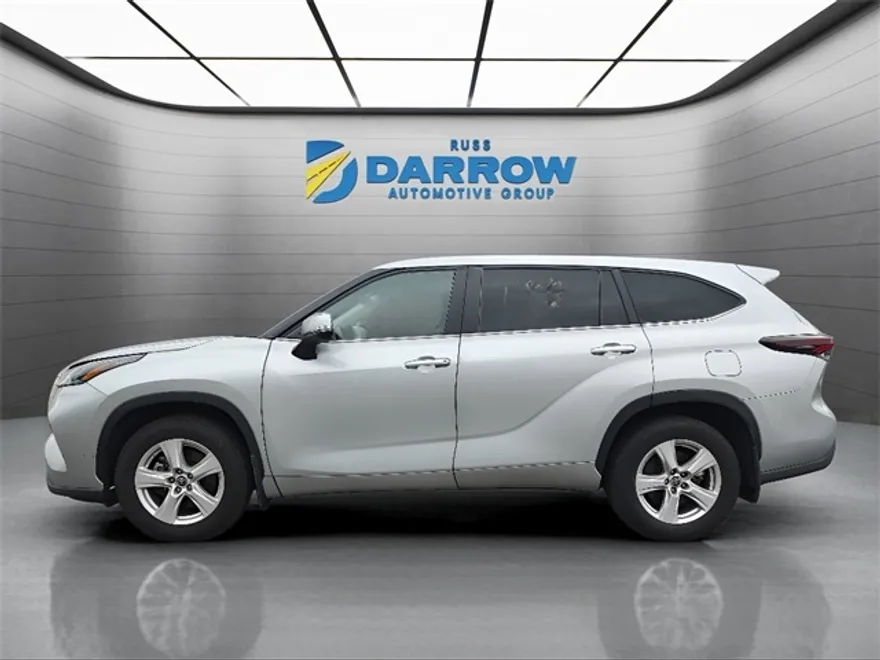 2024 Toyota Highlander LE photo 1