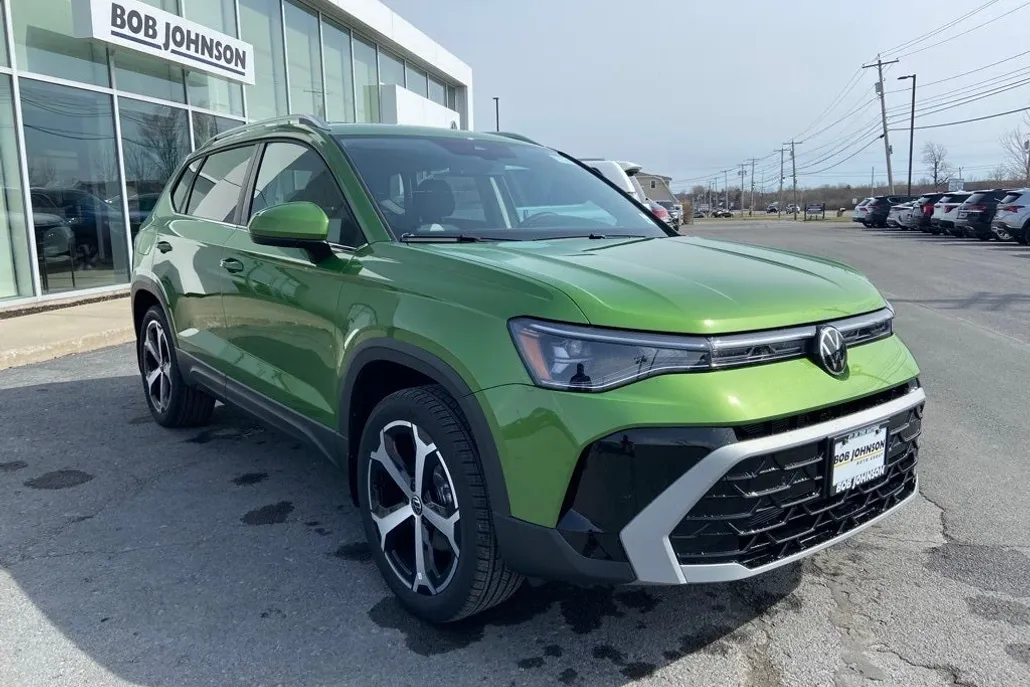 2025 Volkswagen Taos SEL photo 1