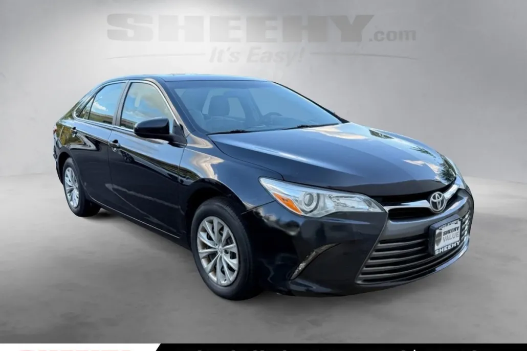 2015 Toyota Camry LE photo 1